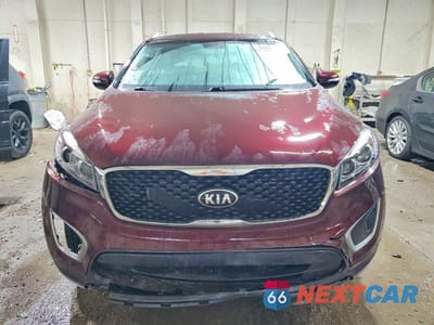 Piąte zdjęcie samochodu w środku: 2018 KIA SORENTO LX VIN:5XYPG4A34JG407745 - miniatura