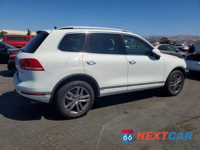 Trzecie zdjęcie samochodu z tyłu: 2015 VOLKSWAGEN TOUAREG V6 VIN:WVGEF9BP8FD006290 - miniatura