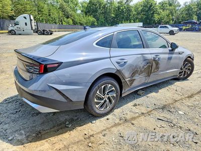 Trzecie zdjęcie samochodu z tyłu: 2026 HYUNDAI SONATA HYBRID BLUE VIN:KMHL24JJ0TA157236 - miniatura