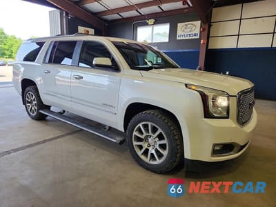 Czwarte zdjęcie samochodu z boku: 2017 GMC YUKON XL DENALI VIN:1GKS2HKJ6HR347092 - miniatura