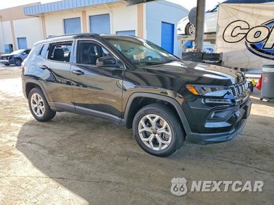 Czwarte zdjęcie samochodu z boku: 2025 JEEP COMPASS LATITUDE VIN:3C4NJDBN2ST526185 - miniatura