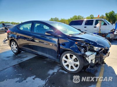 Czwarte zdjęcie samochodu z boku: 2013 HYUNDAI ELANTRA LIMITED VIN:KMHDH4AE7DU979960 - miniatura
