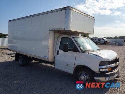 Czwarte zdjęcie samochodu z boku: 2025 CHEVROLET EXPRESS CUTAWAY DELIVERY TRUCK VIN:1HA6GVF7XSN005389 - miniatura