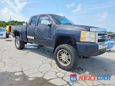 Czwarte zdjęcie samochodu z boku: 2008 CHEVROLET SILVERADO K1500 VIN:2GCEK19J781212816 - miniatura