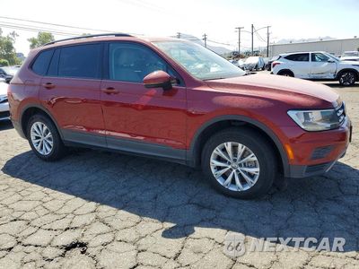 Czwarte zdjęcie samochodu z boku: 2019 VOLKSWAGEN TIGUAN S VIN:3VV1B7AX9KM125812 - miniatura