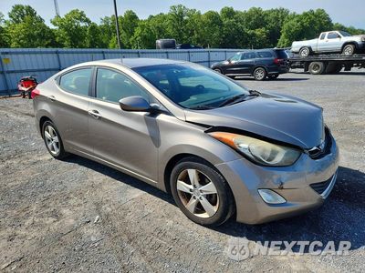Czwarte zdjęcie samochodu z boku: 2013 HYUNDAI ELANTRA GLS VIN:5NPDH4AE8DH323135 - miniatura