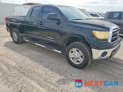 Czwarte zdjęcie samochodu z boku: 2013 TOYOTA TUNDRA DOUBLE CAB SR5 VIN:5TFRU5F15DX029838 - miniatura