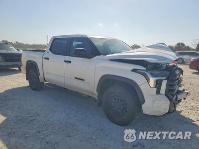 Czwarte zdjęcie samochodu z boku: 2025 TOYOTA TUNDRA SR5 VIN:5TFLA5DB5SX327667 - miniatura