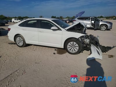 Czwarte zdjęcie samochodu z boku: 2019 VOLKSWAGEN JETTA S VIN:3VWC57BU9KM120366 - miniatura