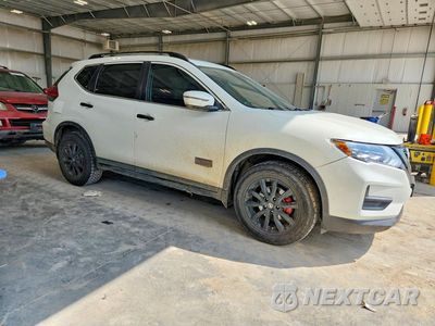Czwarte zdjęcie samochodu z boku: 2017 NISSAN ROGUE SV VIN:5N1AT2MV5HC768575 - miniatura