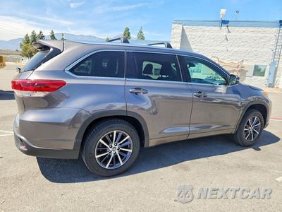 Trzecie zdjęcie samochodu z tyłu: 2018 TOYOTA HIGHLANDER XLE VIN:5TDKZRFH6JS529757 - miniatura
