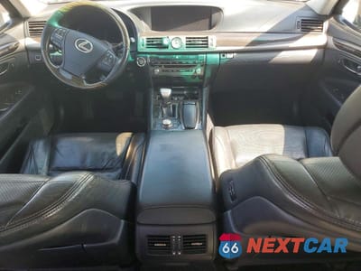 Zdjęcie 8 z 12 samochodu: 2014 LEXUS LS 460 VIN:JTHCL5EFXE5022496 - miniatura
