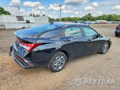 Trzecie zdjęcie samochodu z tyłu: 2024 HYUNDAI ELANTRA BLUE VIN:KMHLM4DJ6RU113898 - miniatura