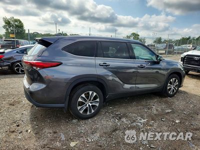 Trzecie zdjęcie samochodu z tyłu: 2021 TOYOTA HIGHLANDER XLE VIN:5TDGZRBHXMS099439 - miniatura