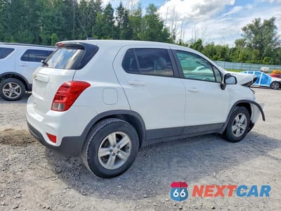 Trzecie zdjęcie samochodu z tyłu: 2021 CHEVROLET TRAX LS VIN:KL7CJKSB0MB301184 - miniatura