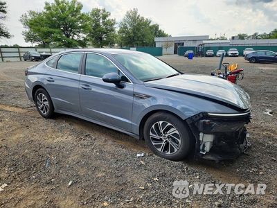 Czwarte zdjęcie samochodu z boku: 2026 HYUNDAI SONATA HYBRID BLUE VIN:KMHL24JJXTA154425 - miniatura