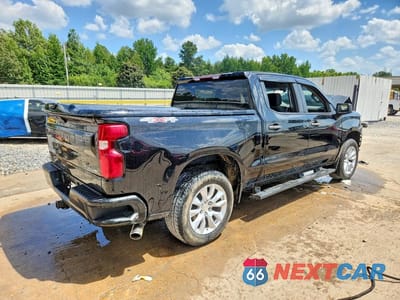 Trzecie zdjęcie samochodu z tyłu: 2020 CHEVROLET SILVERADO K1500 CUSTOM VIN:1GCPYBEH6LZ299947 - miniatura