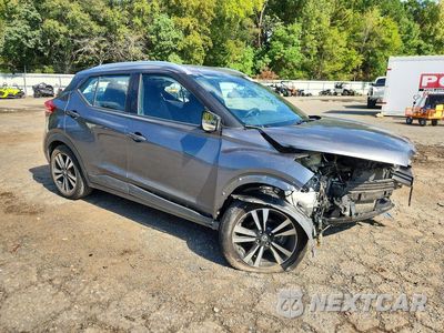 Czwarte zdjęcie samochodu z boku: 2019 NISSAN KICKS SV VIN:3N1CP5CU2KL541046 - miniatura
