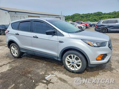Czwarte zdjęcie samochodu z boku: 2018 FORD ESCAPE S VIN:1FMCU0F78JUC47178 - miniatura