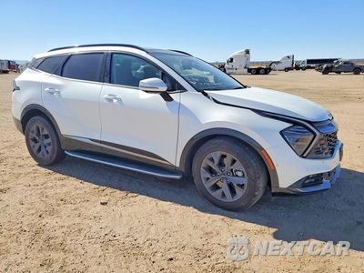 Czwarte zdjęcie samochodu z boku: 2023 KIA SPORTAGE SX PRESTIGE VIN:KNDPXCAG0P7064919 - miniatura