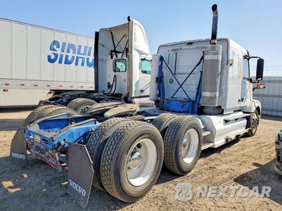 Trzecie zdjęcie samochodu z tyłu: 2017 VOLVO VNL SEMI TRUCK VIN:4V5N99UG8HN972189 - miniatura