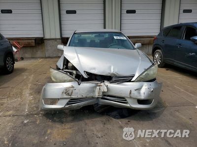 Piąte zdjęcie samochodu w środku: 2005 TOYOTA CAMRY LE VIN:4T1BE32K75U957103 - miniatura