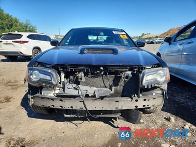 Piąte zdjęcie samochodu w środku: 2017 CHRYSLER 300 S VIN:2C3CCAGG9HH558020 - miniatura