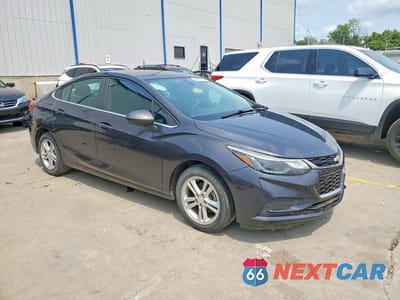 Czwarte zdjęcie samochodu z boku: 2016 CHEVROLET CRUZE LT VIN:1G1BE5SMXG7312389 - miniatura