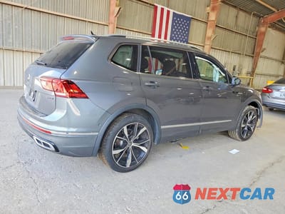 Trzecie zdjęcie samochodu z tyłu: 2024 VOLKSWAGEN TIGUAN SEL R-LINE BLACK VIN:3VV4B7AX3RM084486 - miniatura