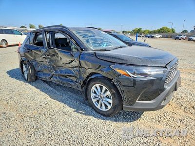 Czwarte zdjęcie samochodu z boku: 2025 TOYOTA COROLLA CROSS LE VIN:7MUCAAAG9SV123555 - miniatura