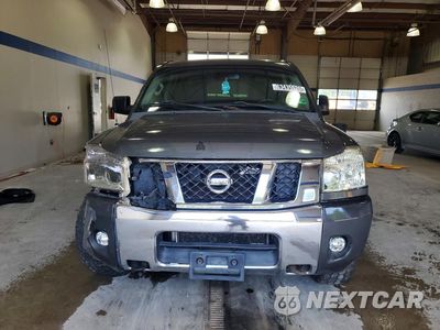 Piąte zdjęcie samochodu w środku: 2012 NISSAN TITAN SV VIN:1N6AA0EC2CN310028 - miniatura