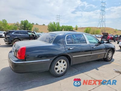 Trzecie zdjęcie samochodu z tyłu: 2010 LINCOLN TOWN CAR EXECUTIVE L VIN:2LNBL8EV3AX752793 - miniatura