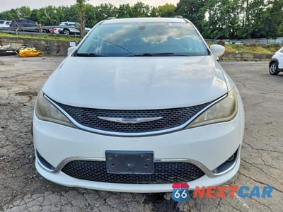 Piąte zdjęcie samochodu w środku: 2017 CHRYSLER PACIFICA TOURING L VIN:2C4RC1BG5HR756911 - miniatura