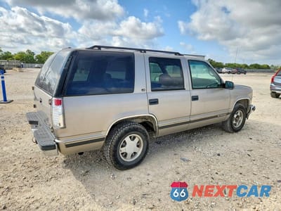 Trzecie zdjęcie samochodu z tyłu: 1999 CHEVROLET TAHOE C1500 VIN:1GNEC13R4XJ435872 - miniatura