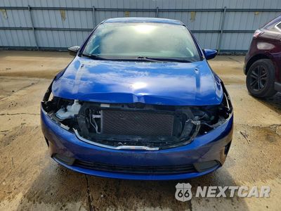 Piąte zdjęcie samochodu w środku: 2017 KIA FORTE LX VIN:3KPFK4A7XHE095337 - miniatura