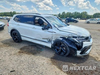 Czwarte zdjęcie samochodu z boku: 2024 VOLKSWAGEN TIGUAN SE R-LINE BLACK VIN:3VVCB7AX4RM072374 - miniatura