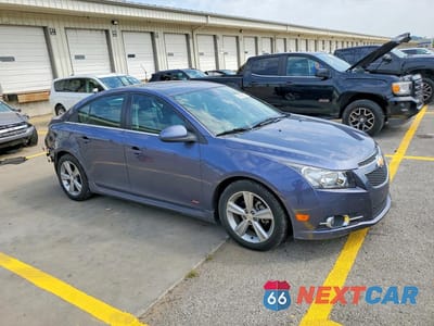 Czwarte zdjęcie samochodu z boku: 2013 CHEVROLET CRUZE LT VIN:1G1PE5SB7D7326847 - miniatura