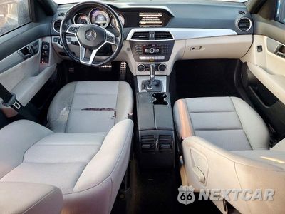Zdjęcie 8 z 12 samochodu: 2013 MERCEDES-BENZ C 250 VIN:WDDGF4HB4DR300853 - miniatura