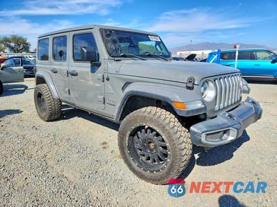 Czwarte zdjęcie samochodu z boku: 2018 JEEP WRANGLER UNLIMITED SAHARA VIN:1C4HJXEG7JW271795 - miniatura