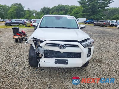 Piąte zdjęcie samochodu w środku: 2022 TOYOTA 4RUNNER SR5 VIN:JTEMU5JR7N5990005 - miniatura