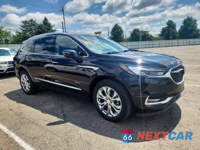 Czwarte zdjęcie samochodu z boku: 2021 BUICK ENCLAVE AVENIR VIN:5GAEVCKW8MJ242661 - miniatura