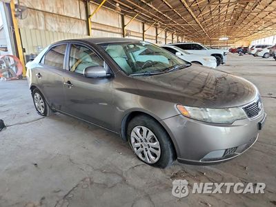 Czwarte zdjęcie samochodu z boku: 2013 KIA FORTE EX VIN:KNAFU4A21D5658132 - miniatura