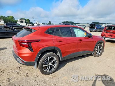 Trzecie zdjęcie samochodu z tyłu: 2024 CHEVROLET TRAX 1RS VIN:KL77LGE24RC152297 - miniatura