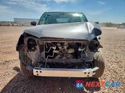 Piąte zdjęcie samochodu w środku: 2018 TOYOTA 4RUNNER VIN:JTEBU5JR2J5524113 - miniatura