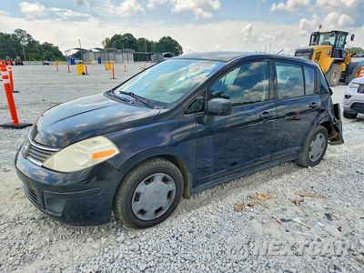 2009 NISSAN VERSA 1.8 S 3N1BC13EX9L403063 - główne zdjęcie licytacji z USA - miniatura