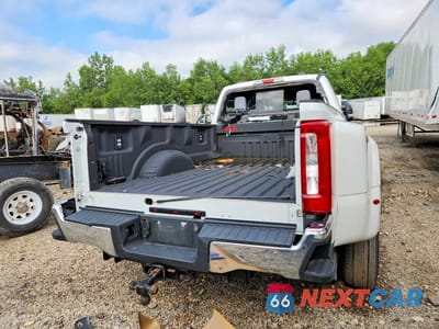Czwarte zdjęcie samochodu z boku: 2023 FORD F350 SUPER DUTY VIN:1FT8W3DTXPED75608 - miniatura