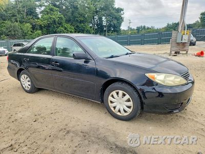 Czwarte zdjęcie samochodu z boku: 2005 TOYOTA CAMRY LE VIN:4T1BE32K05U031819 - miniatura
