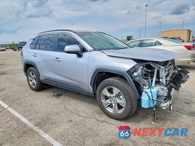 Czwarte zdjęcie samochodu z boku: 2024 TOYOTA RAV4 HYBRID XLE VIN:JTMRWRFV9RD274512 - miniatura