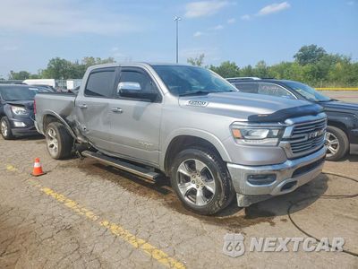Czwarte zdjęcie samochodu z boku: 2019 RAM 1500 LARAMIE VIN:1C6SRFRT7KN536682 - miniatura