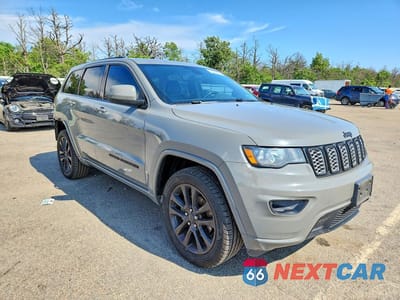 Czwarte zdjęcie samochodu z boku: 2019 JEEP GRAND CHEROKEE LAREDO VIN:1C4RJFAG3KC837264 - miniatura